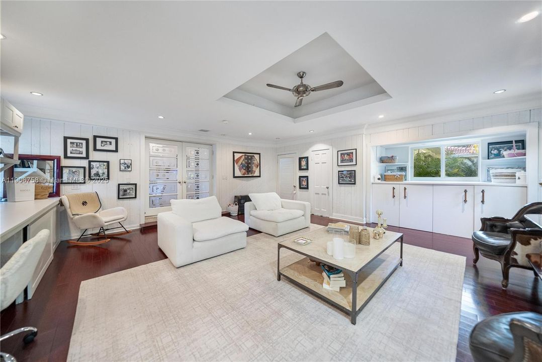 For Sale: $3,250,000 (5 beds, 4 baths, 4086 Square Feet)