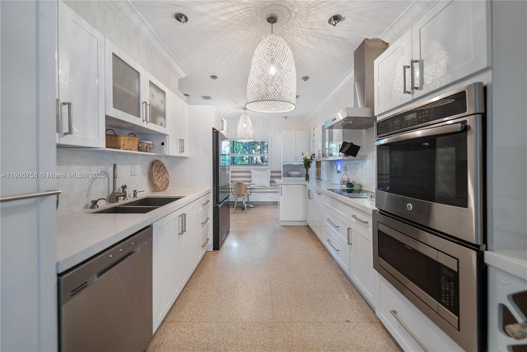 For Sale: $3,250,000 (5 beds, 4 baths, 4086 Square Feet)