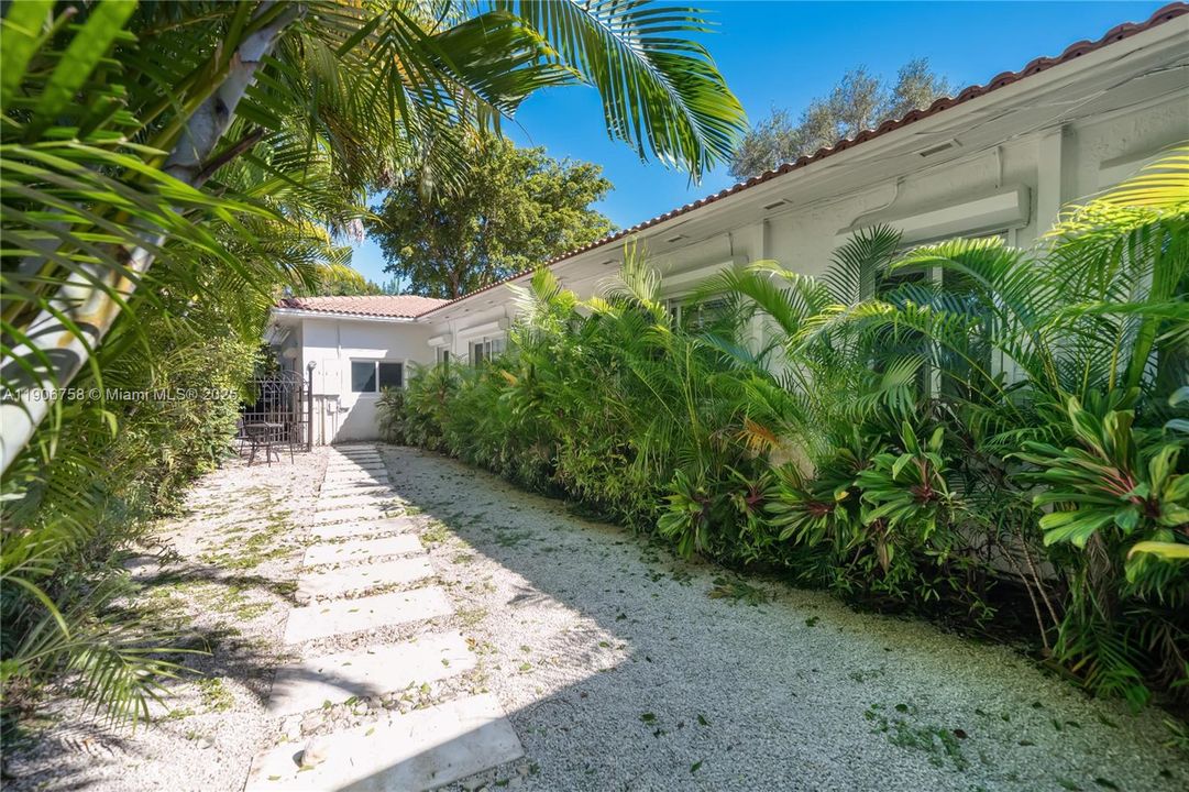 For Sale: $3,250,000 (5 beds, 4 baths, 4086 Square Feet)