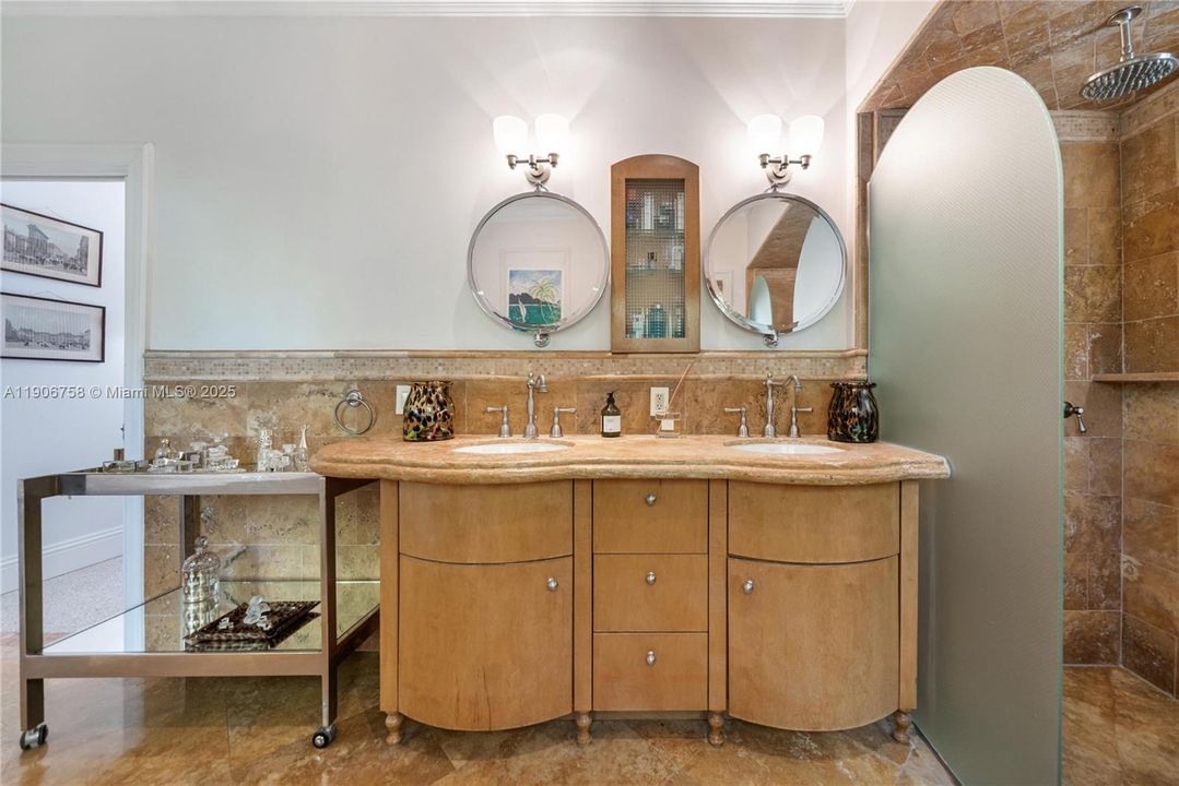 For Sale: $3,250,000 (5 beds, 4 baths, 4086 Square Feet)