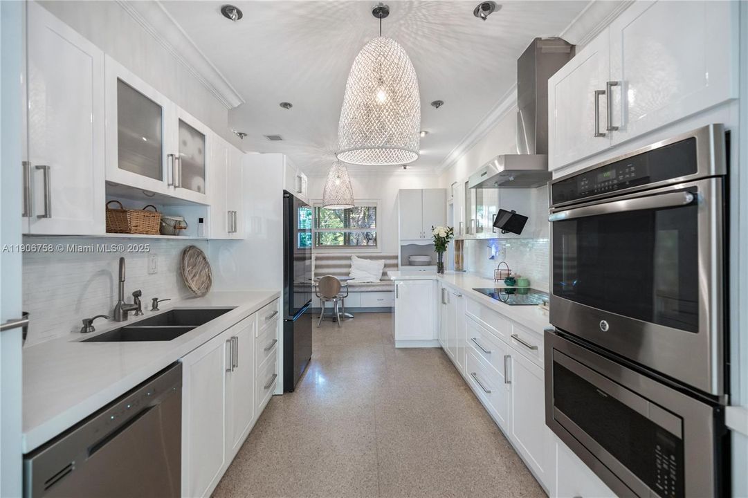 For Sale: $3,250,000 (5 beds, 4 baths, 4086 Square Feet)