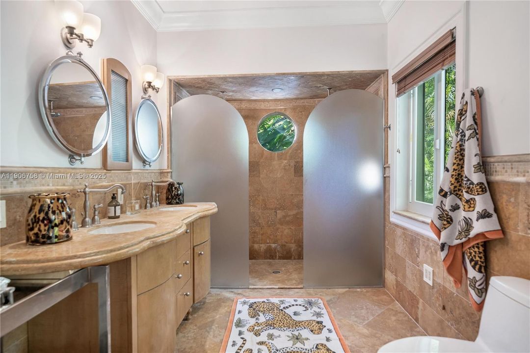 For Sale: $3,250,000 (5 beds, 4 baths, 4086 Square Feet)