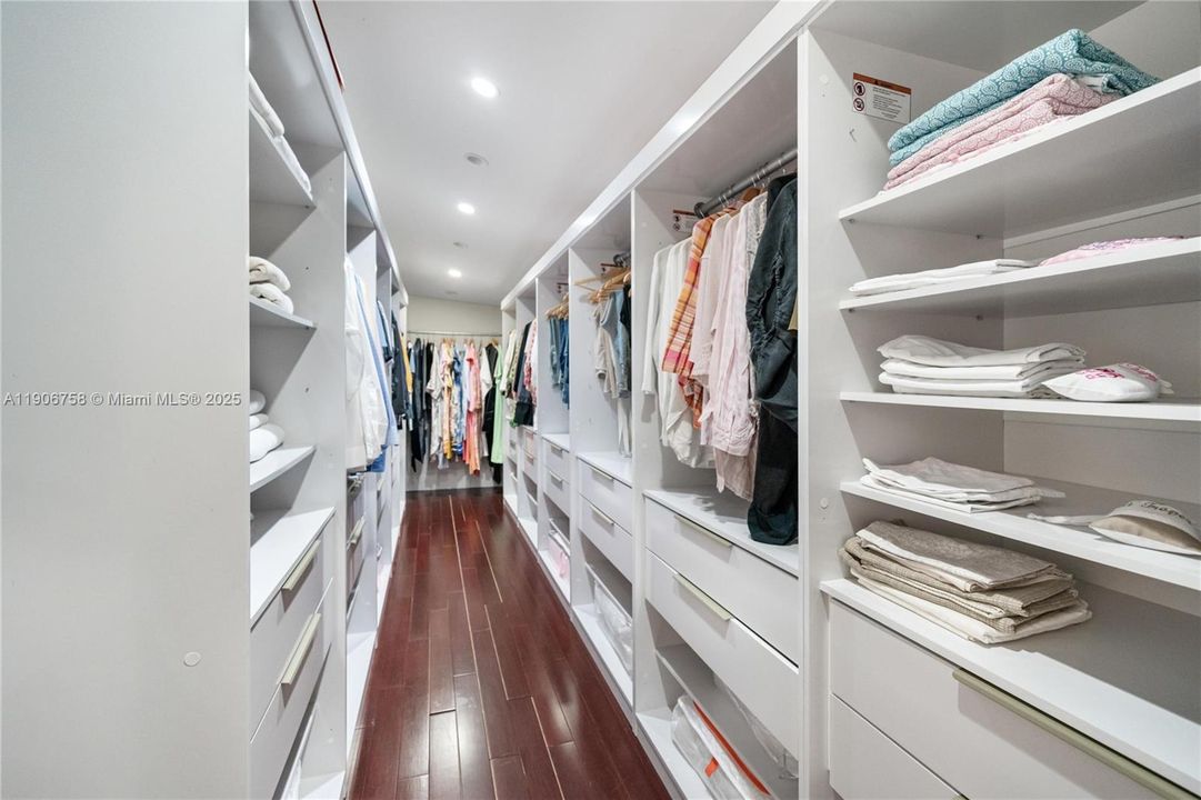 For Sale: $3,250,000 (5 beds, 4 baths, 4086 Square Feet)