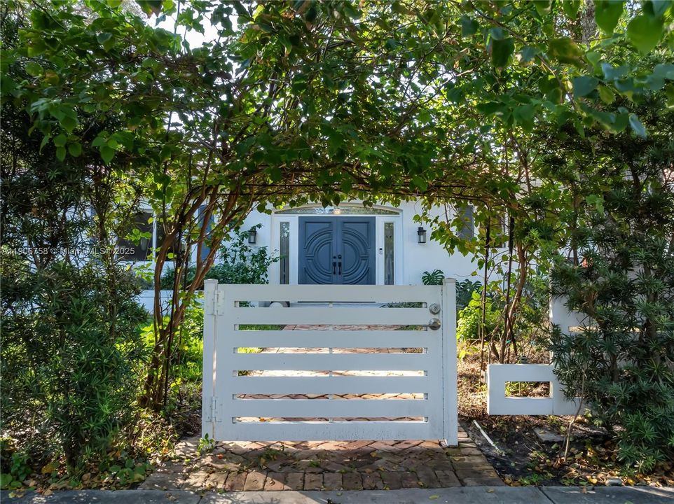 For Sale: $3,250,000 (5 beds, 4 baths, 4086 Square Feet)