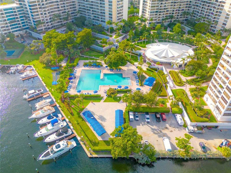 Active With Contract: $1,800 (1 beds, 1 baths, 950 Square Feet)