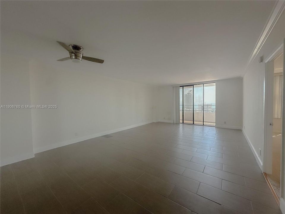 Active With Contract: $1,800 (1 beds, 1 baths, 950 Square Feet)