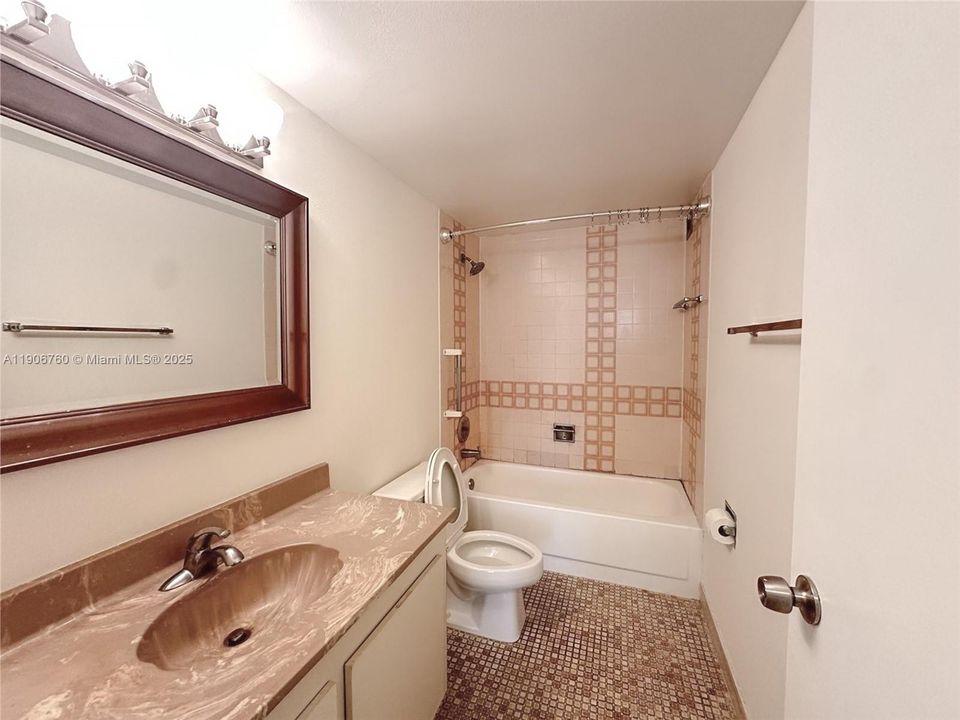 Active With Contract: $1,800 (1 beds, 1 baths, 950 Square Feet)