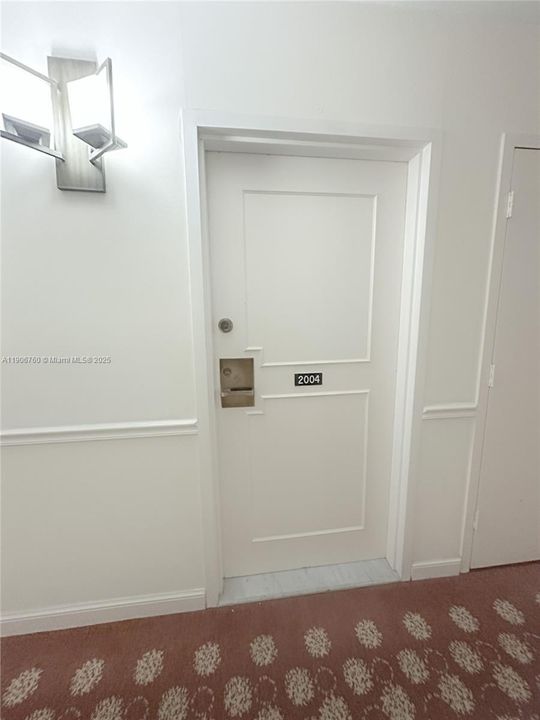 Active With Contract: $1,800 (1 beds, 1 baths, 950 Square Feet)