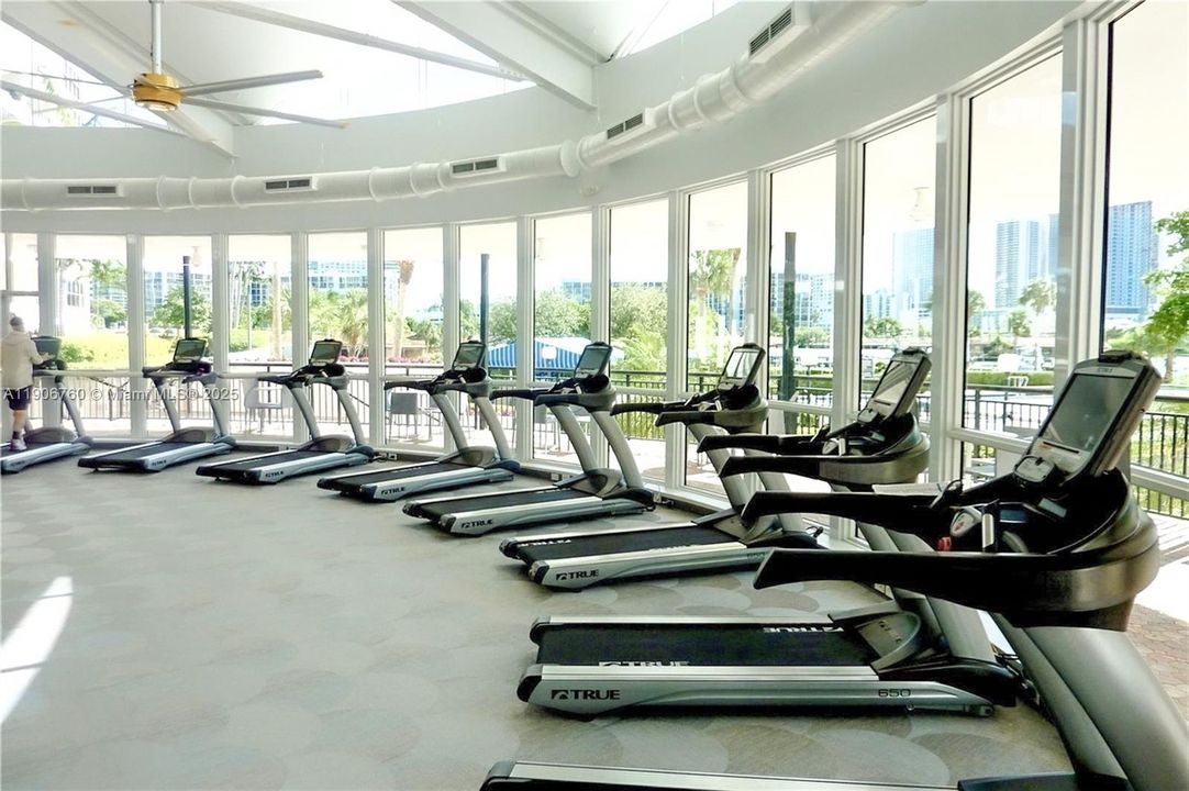 Active With Contract: $1,800 (1 beds, 1 baths, 950 Square Feet)