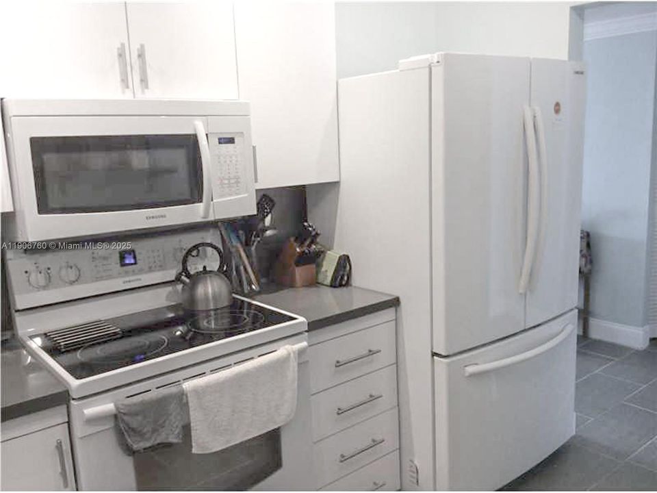 Active With Contract: $1,800 (1 beds, 1 baths, 950 Square Feet)