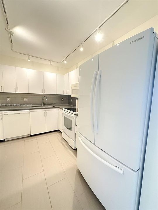 Active With Contract: $1,800 (1 beds, 1 baths, 950 Square Feet)