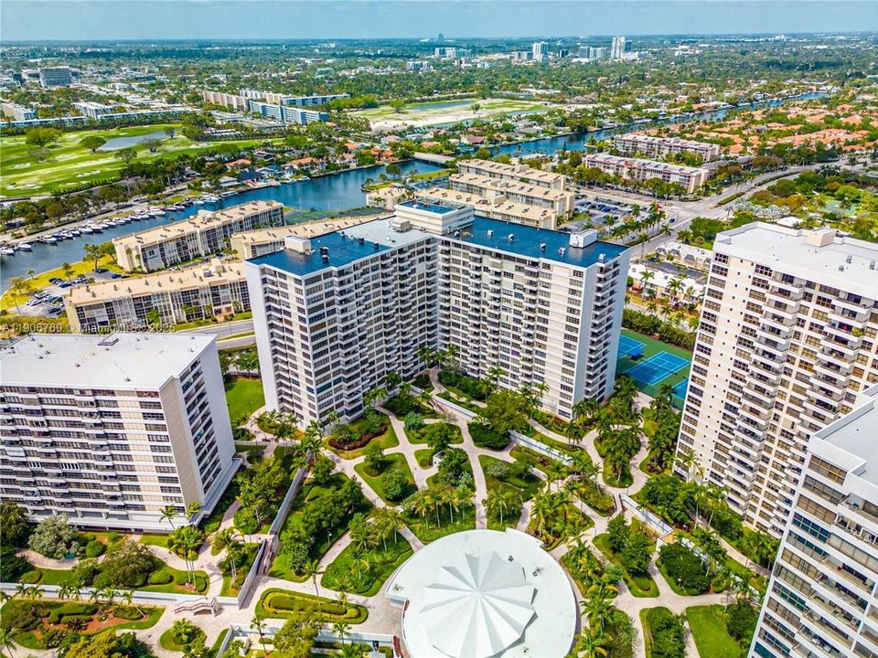 Active With Contract: $1,800 (1 beds, 1 baths, 950 Square Feet)