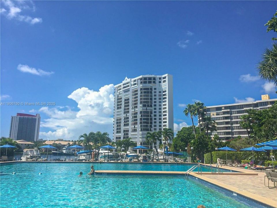 Active With Contract: $1,800 (1 beds, 1 baths, 950 Square Feet)