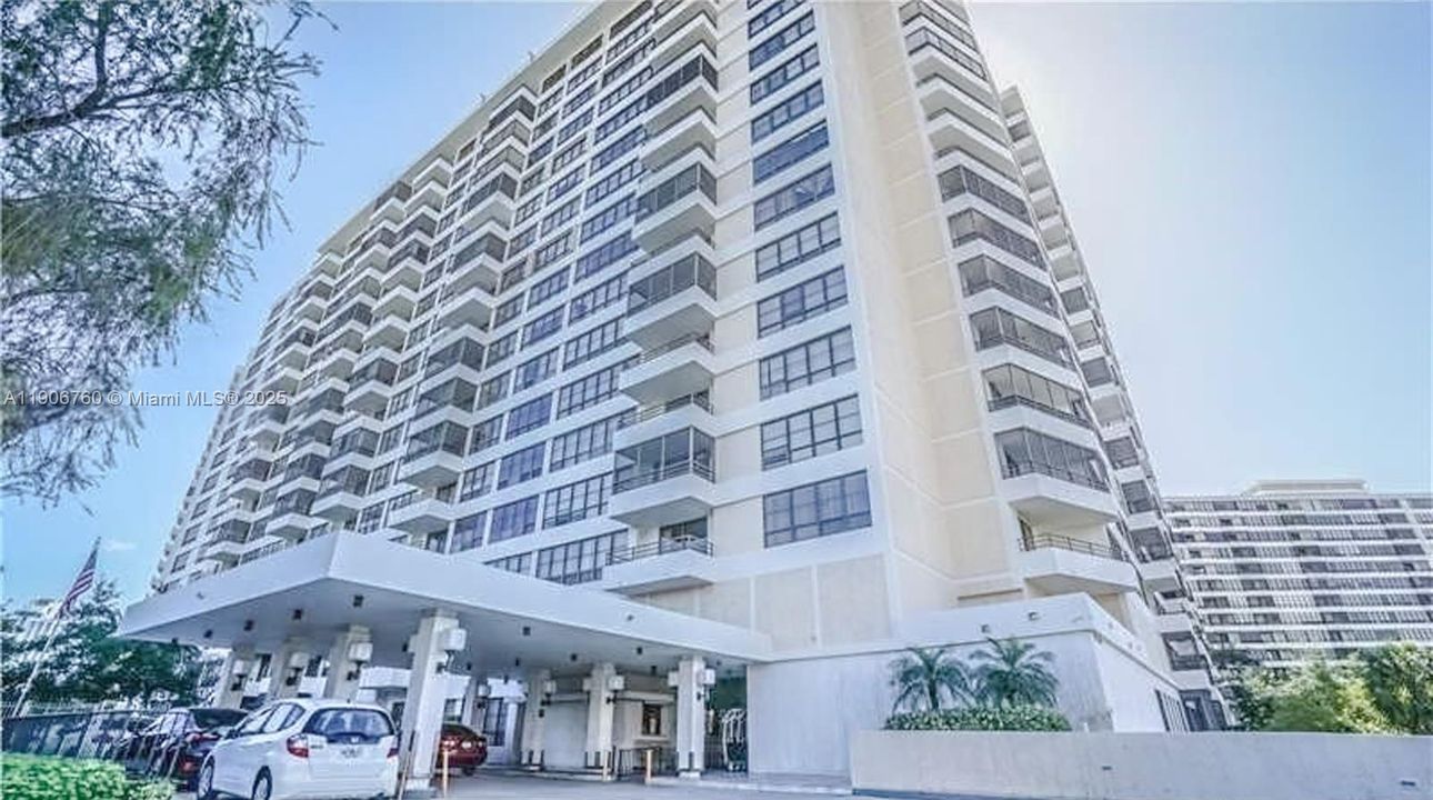 Active With Contract: $1,800 (1 beds, 1 baths, 950 Square Feet)