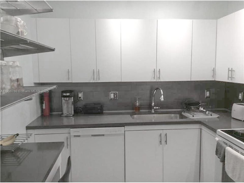 Active With Contract: $1,800 (1 beds, 1 baths, 950 Square Feet)