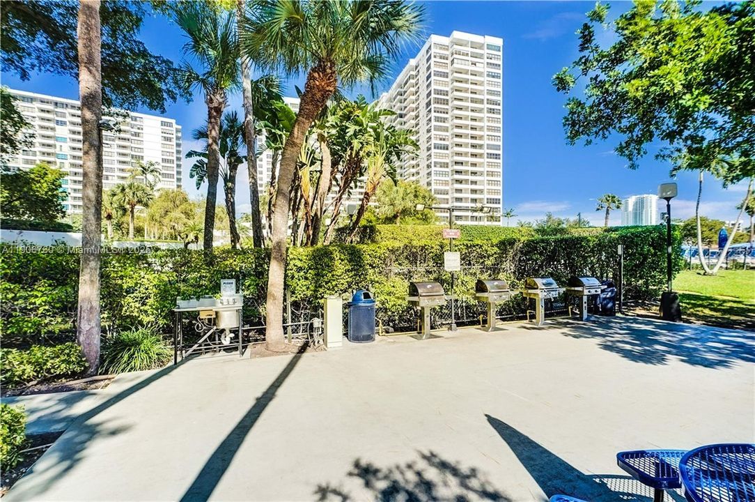 Active With Contract: $1,800 (1 beds, 1 baths, 950 Square Feet)