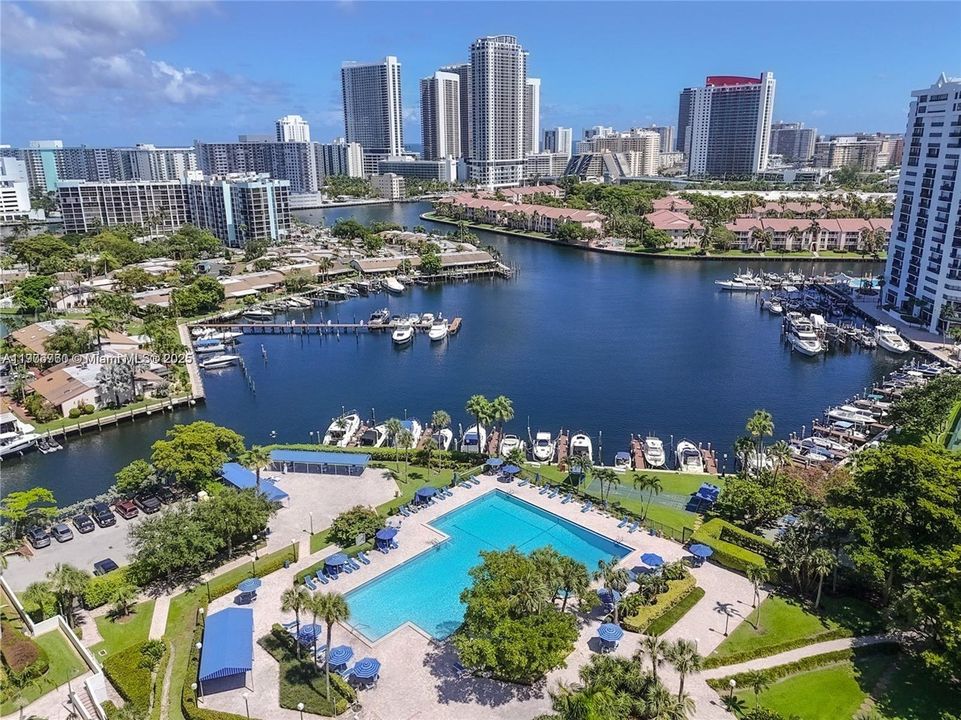 Active With Contract: $1,800 (1 beds, 1 baths, 950 Square Feet)