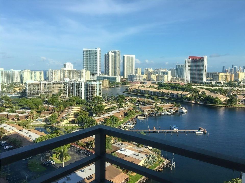 Active With Contract: $1,800 (1 beds, 1 baths, 950 Square Feet)