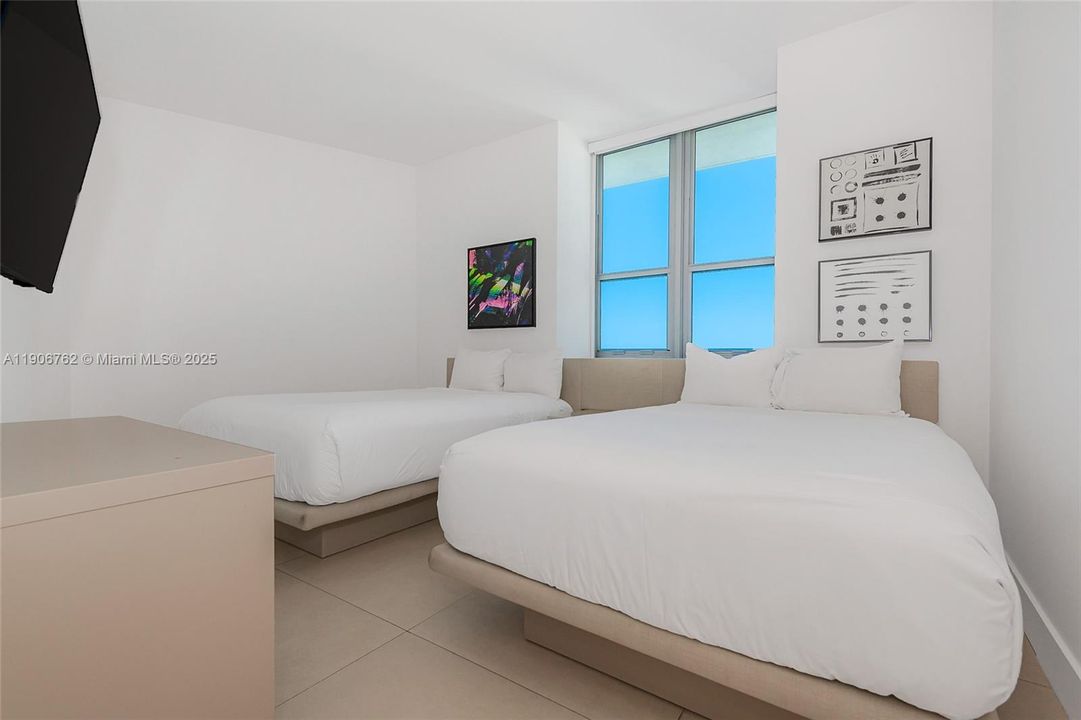 合同活跃: $969,900 (2 贝兹, 2 浴室, 1164 平方英尺)