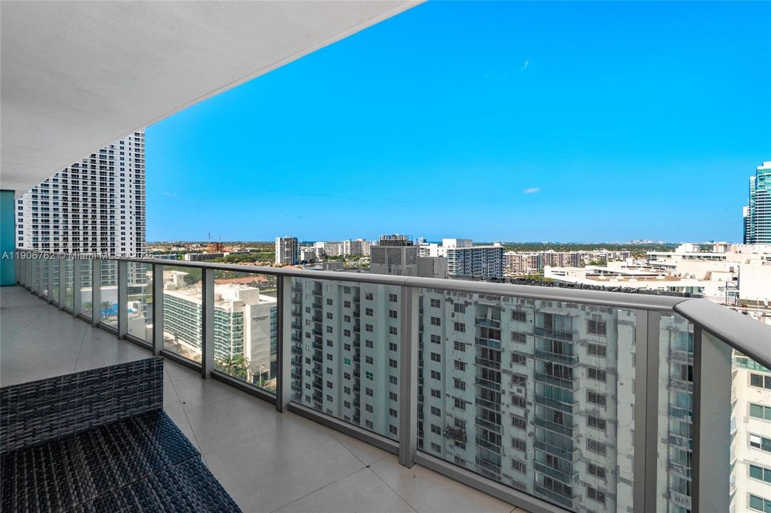 合同活跃: $969,900 (2 贝兹, 2 浴室, 1164 平方英尺)