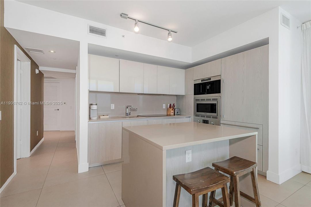 合同活跃: $969,900 (2 贝兹, 2 浴室, 1164 平方英尺)