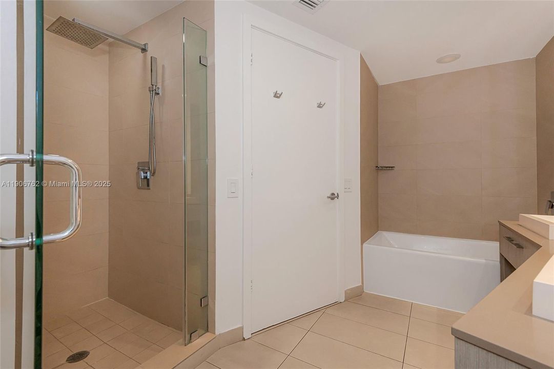 合同活跃: $969,900 (2 贝兹, 2 浴室, 1164 平方英尺)