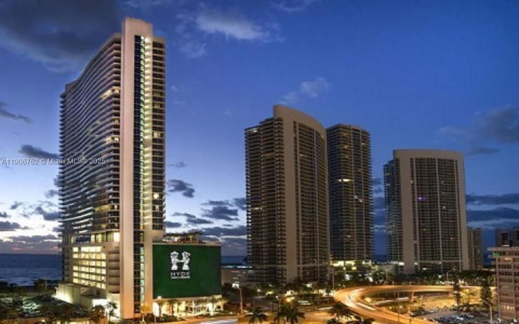 合同活跃: $969,900 (2 贝兹, 2 浴室, 1164 平方英尺)