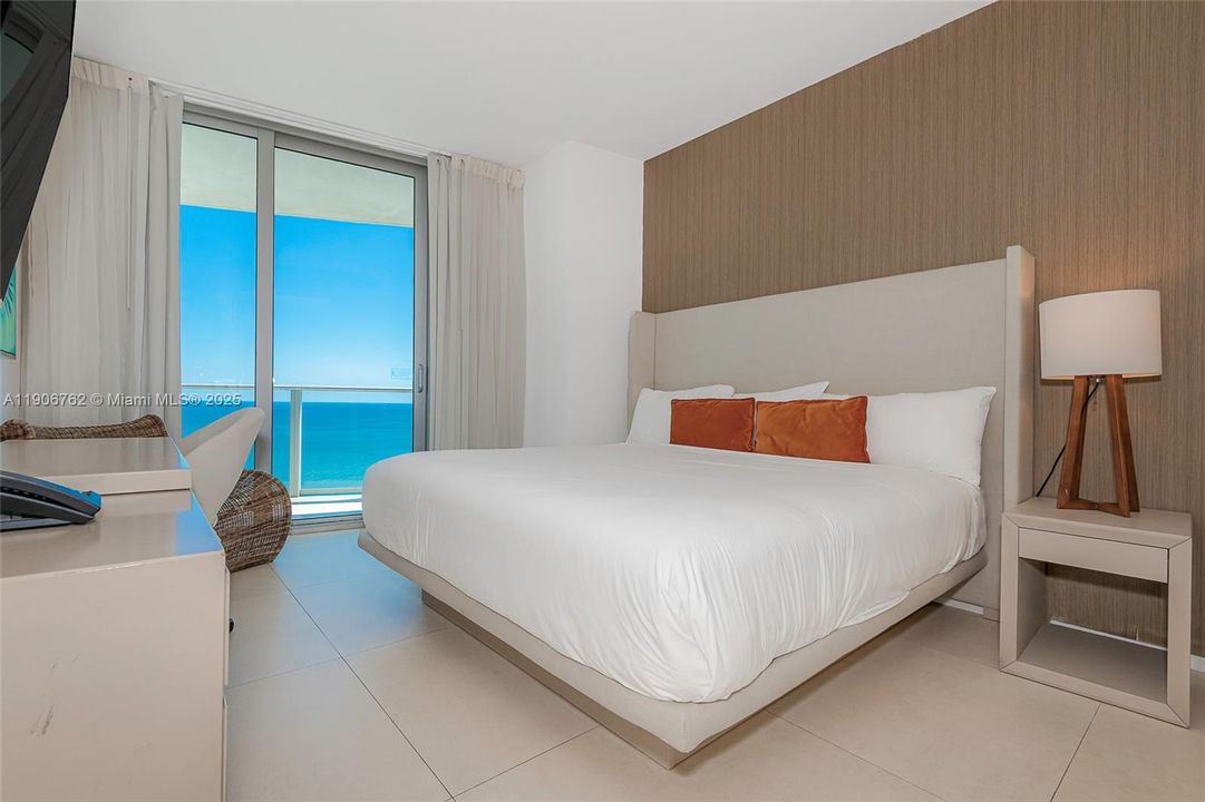 合同活跃: $969,900 (2 贝兹, 2 浴室, 1164 平方英尺)