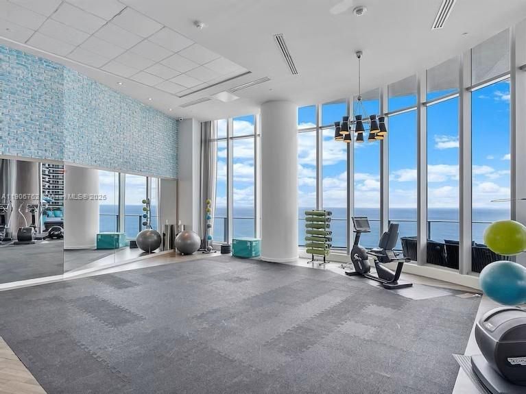 合同活跃: $969,900 (2 贝兹, 2 浴室, 1164 平方英尺)