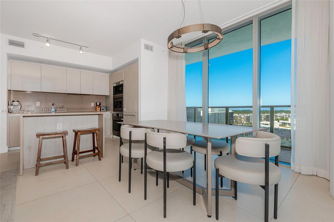 合同活跃: $969,900 (2 贝兹, 2 浴室, 1164 平方英尺)