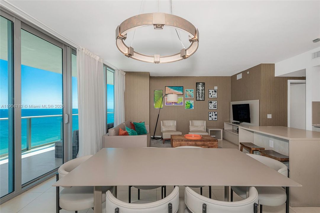 合同活跃: $969,900 (2 贝兹, 2 浴室, 1164 平方英尺)