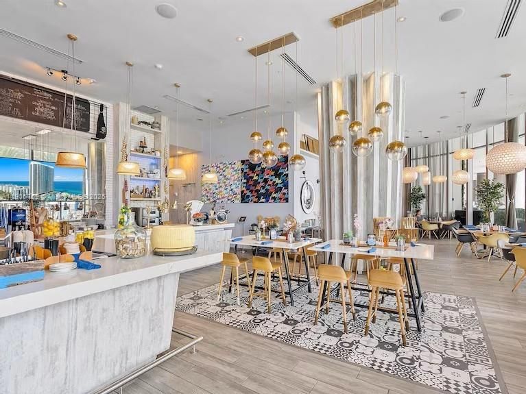 合同活跃: $969,900 (2 贝兹, 2 浴室, 1164 平方英尺)