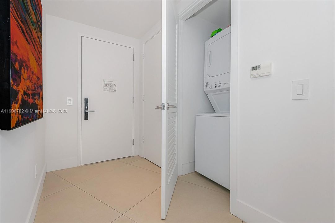 合同活跃: $969,900 (2 贝兹, 2 浴室, 1164 平方英尺)