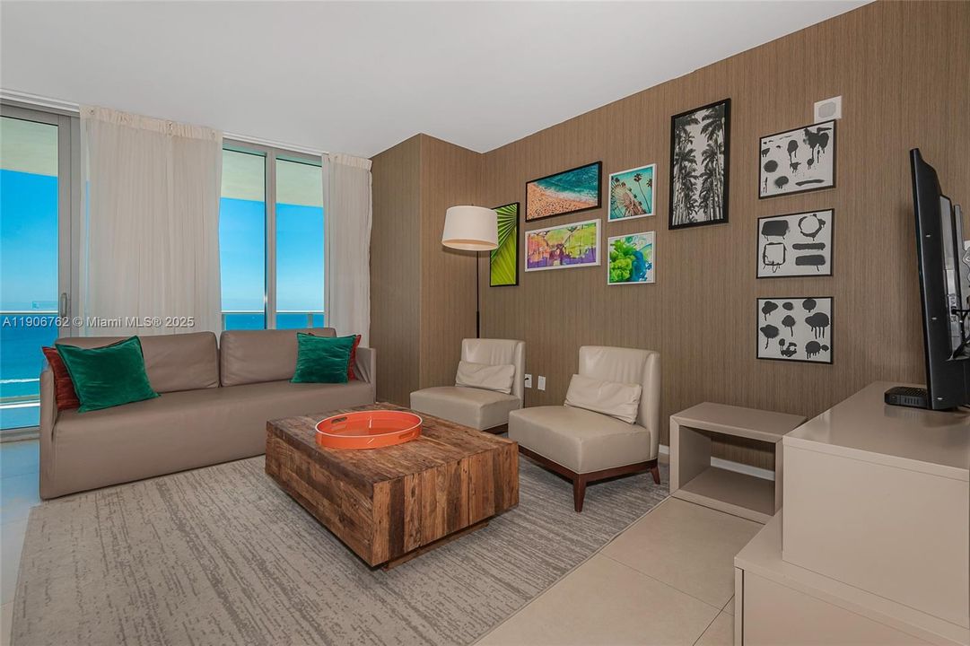 合同活跃: $969,900 (2 贝兹, 2 浴室, 1164 平方英尺)