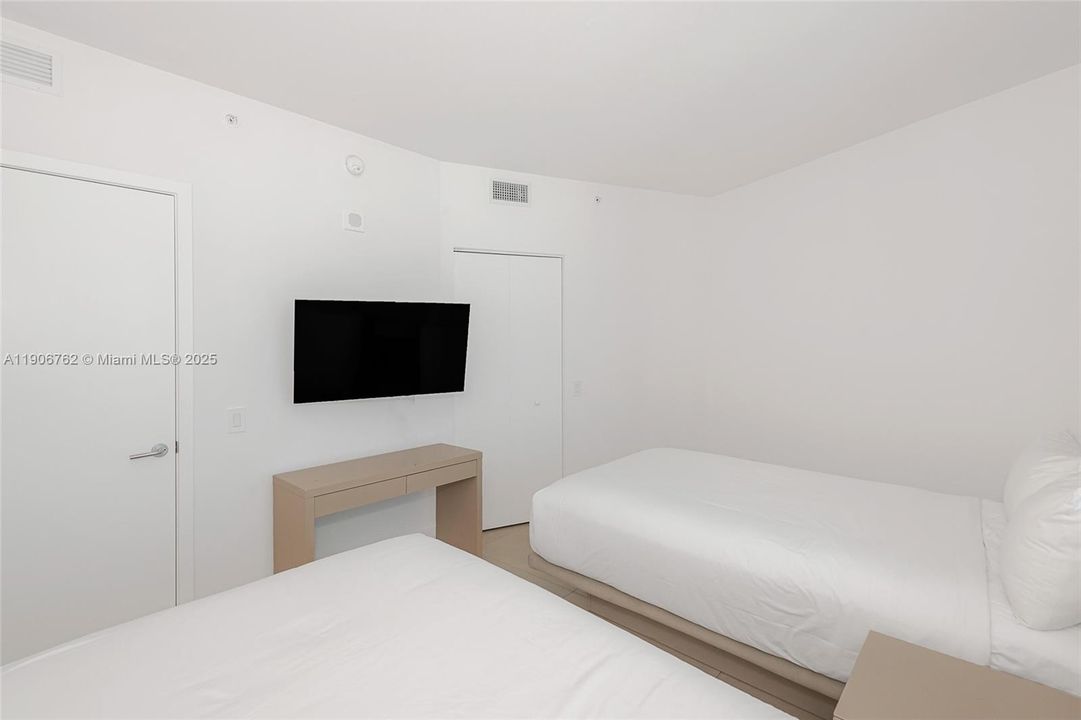 合同活跃: $969,900 (2 贝兹, 2 浴室, 1164 平方英尺)