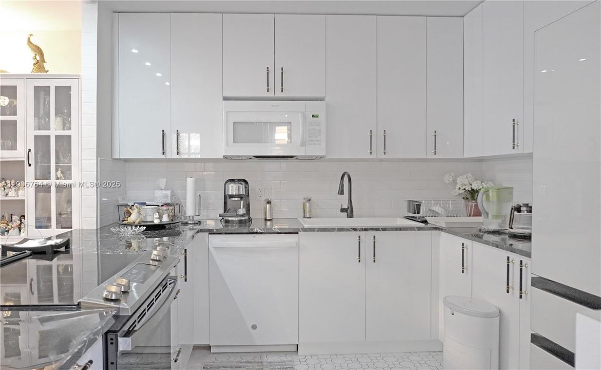 待售: $238,000 (1 贝兹, 2 浴室, 1066 平方英尺)