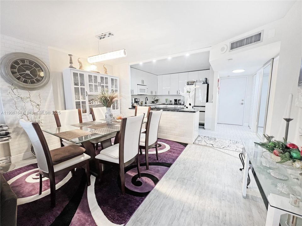 待售: $238,000 (1 贝兹, 2 浴室, 1066 平方英尺)