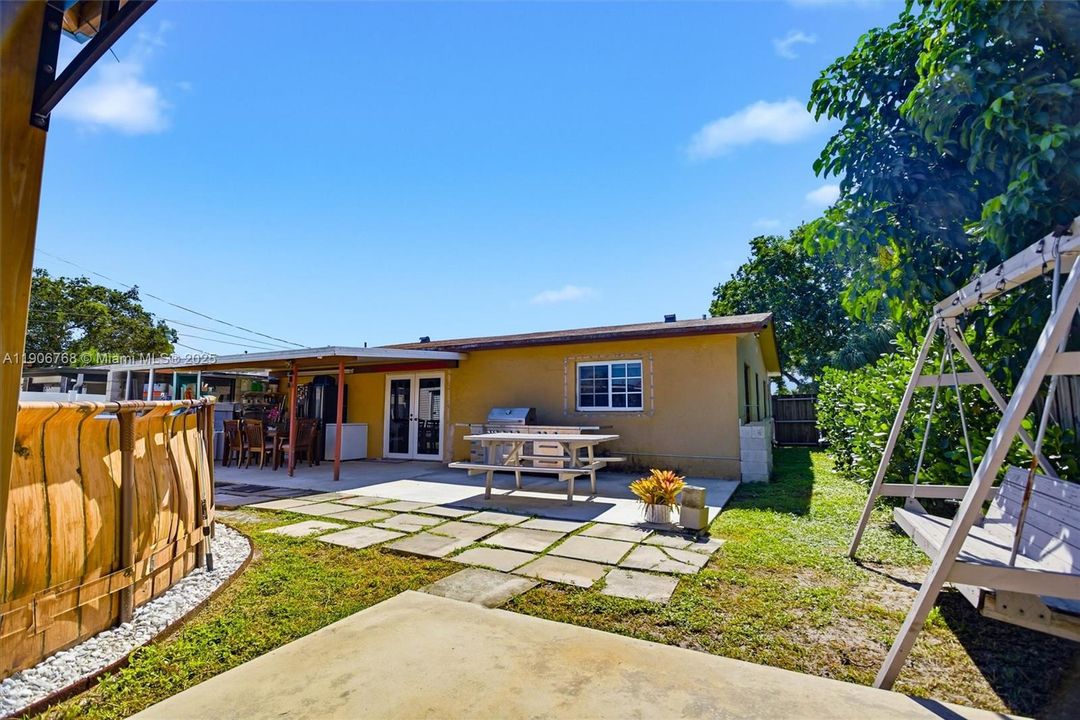 For Sale: $560,000 (3 beds, 1 baths, 1360 Square Feet)