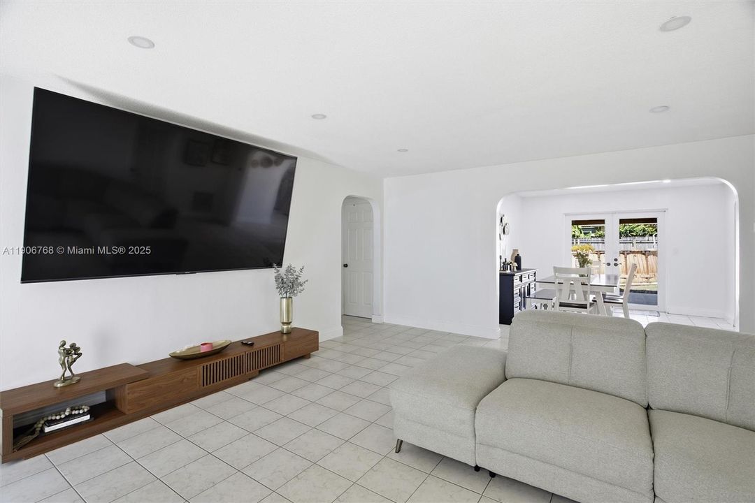 For Sale: $560,000 (3 beds, 1 baths, 1360 Square Feet)