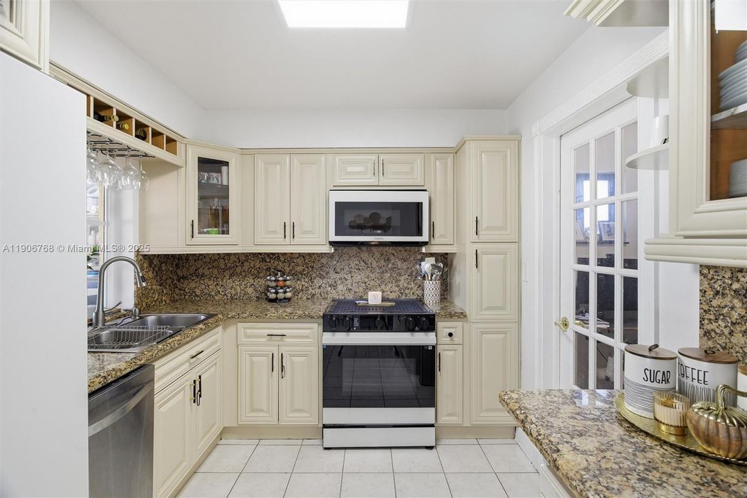 For Sale: $560,000 (3 beds, 1 baths, 1360 Square Feet)