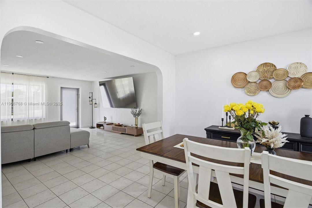 For Sale: $560,000 (3 beds, 1 baths, 1360 Square Feet)