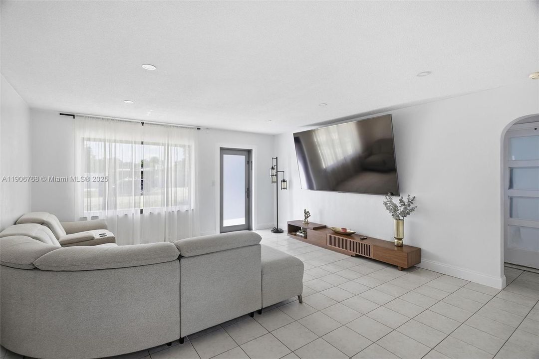 For Sale: $560,000 (3 beds, 1 baths, 1360 Square Feet)