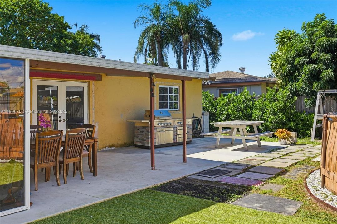 For Sale: $560,000 (3 beds, 1 baths, 1360 Square Feet)