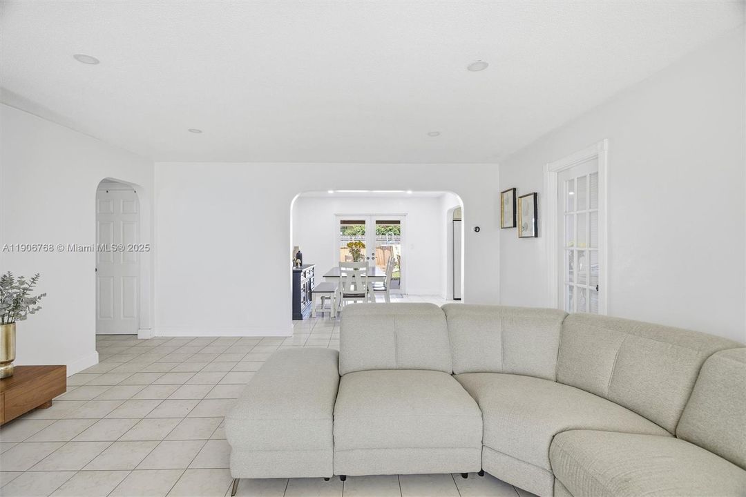 For Sale: $560,000 (3 beds, 1 baths, 1360 Square Feet)