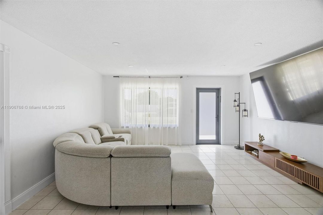 For Sale: $560,000 (3 beds, 1 baths, 1360 Square Feet)