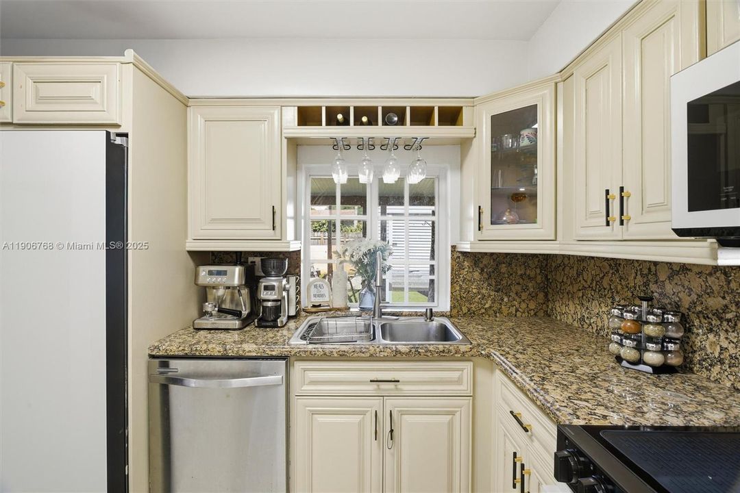 For Sale: $560,000 (3 beds, 1 baths, 1360 Square Feet)