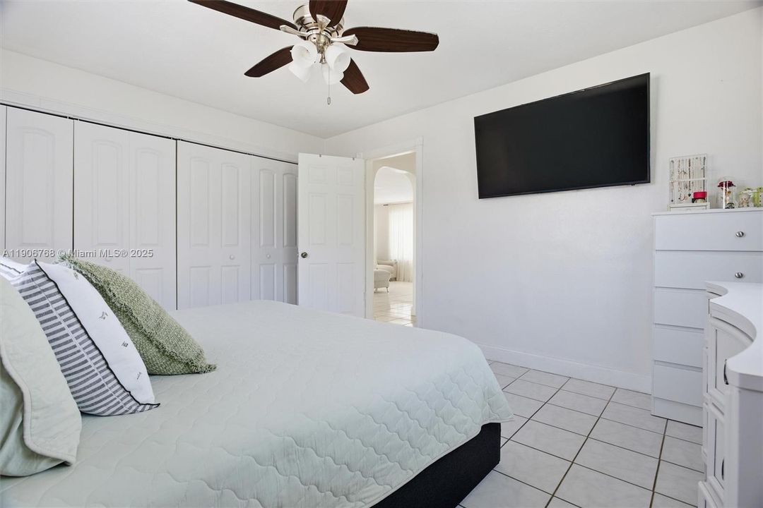 For Sale: $560,000 (3 beds, 1 baths, 1360 Square Feet)