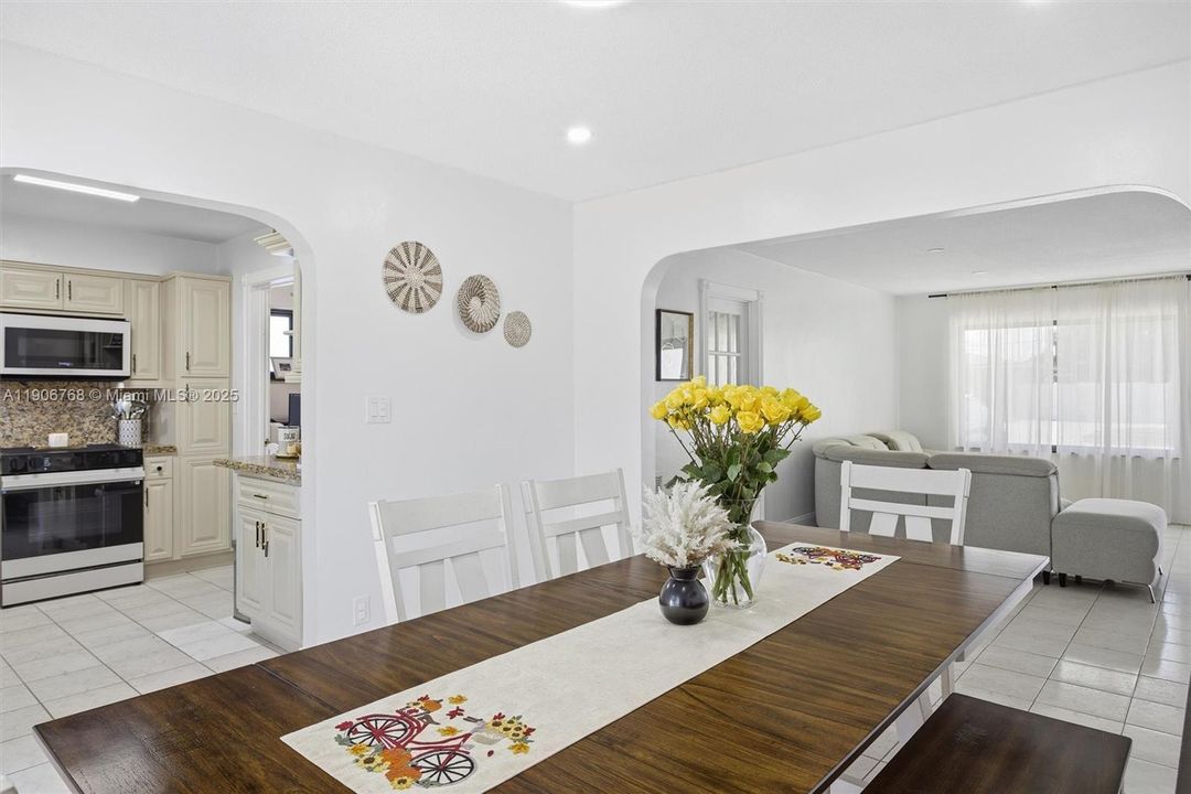 For Sale: $560,000 (3 beds, 1 baths, 1360 Square Feet)