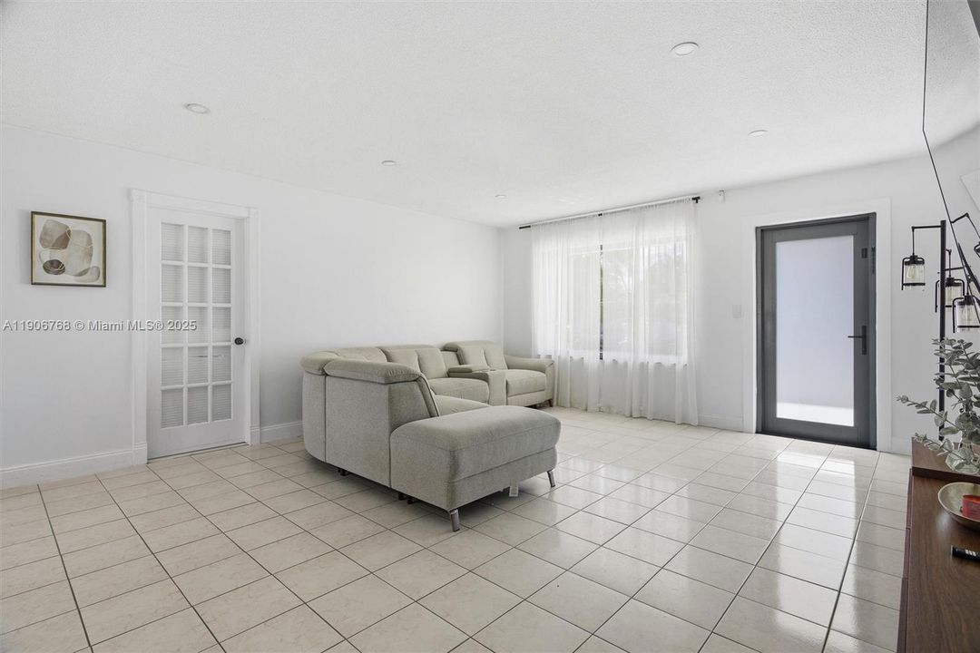 For Sale: $560,000 (3 beds, 1 baths, 1360 Square Feet)