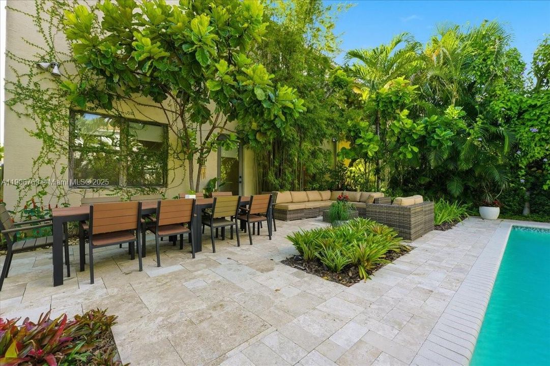 На продажу: $1,239,000 (5 спален, 4 ванн, 2702 Квадратных фут)